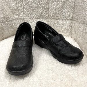 Messy Works cloggers by Easy Street